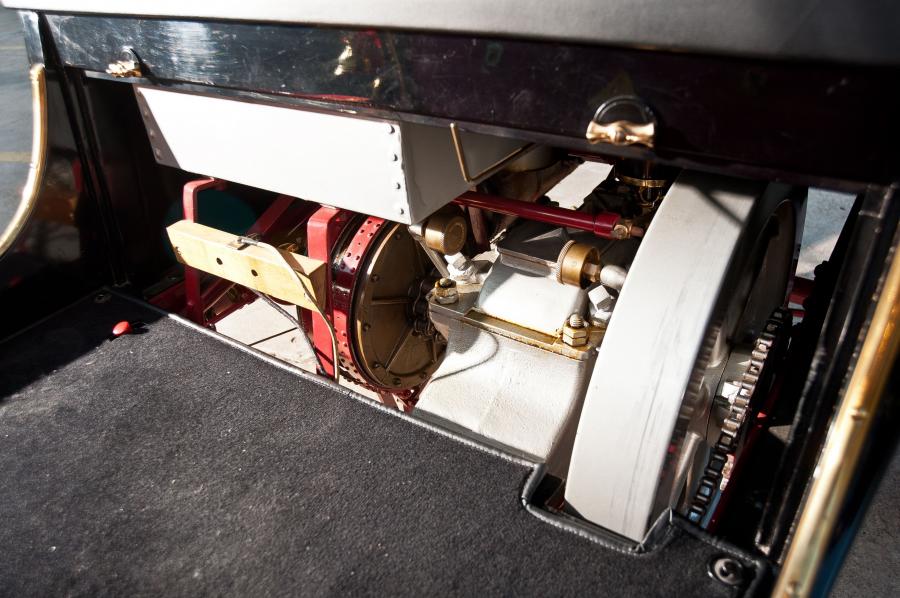  Cadillac Model A Rear-Entry Tonneau Red 1903 года  (фото 15 из 15)